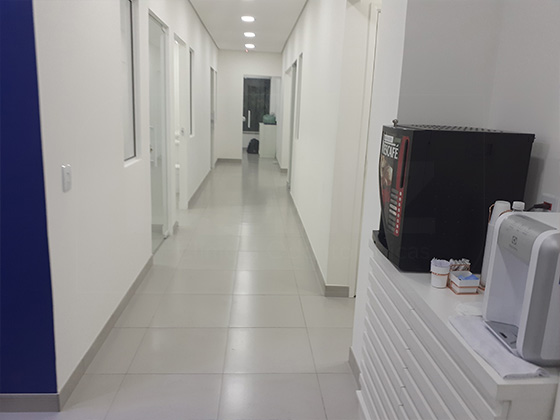 Ambiente amplo e confortável para os pacientes